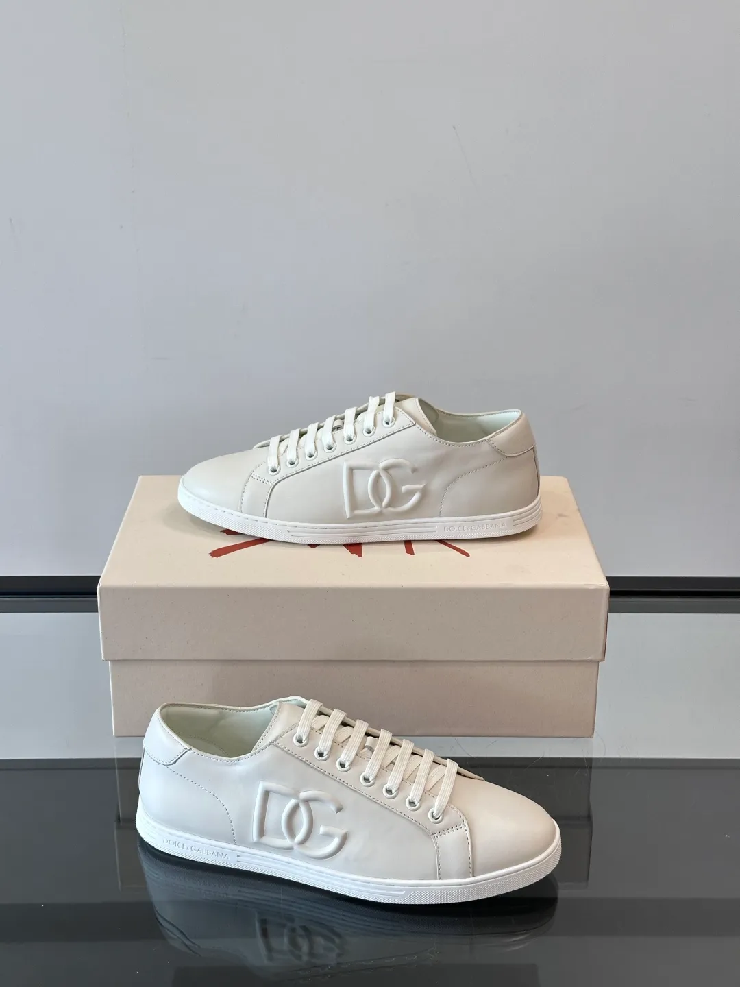 Men's shoes 💰p400 "DG" Dolce & Gabbana fashion casual shoes, high-end boutique men's casual sports shoes! Imported first layer cowhide. The contrasting color design attracts the eye, and the brand logo decoration on the tongue is exquisite and luxurious, super A level! Compared with the genuine product at the counter, the version is no worse at all! size: 38-44 (45 customized)